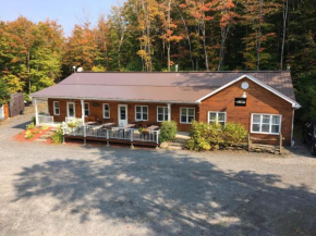Гостиница Domaine des Montagnais  Нотр-Дам-Де-Буа